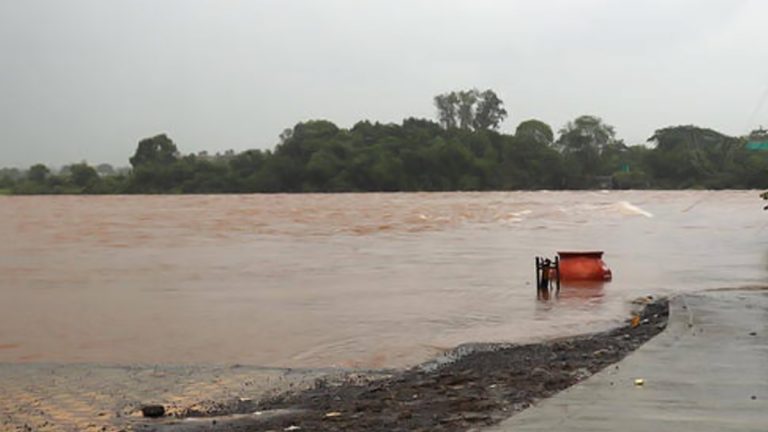 Thane Rains: ठाण्यात उल्हास नदीने बदलापूर, मोहने आणि जांभूळ पाडा या जवळ ओलांडली धोक्याची पातळी