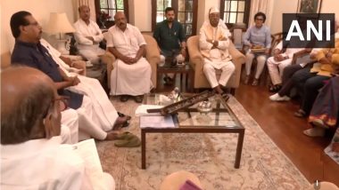 NCP Meeting Delhi: शरद पवार यांच्या दिल्ली येथील निवासस्थानी राष्ट्रवादी काँग्रेसची बैठक सुरु (Watch Video)