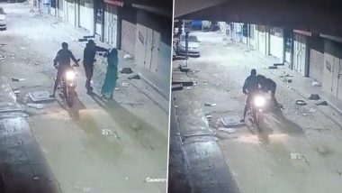 Karnatak Chain Snatching Video: रस्ता विचारण्याच्या बहाणे वृध्द महिलेच्या गळ्यातली लंपास केली चैन; घटना कॅमेरात कैद