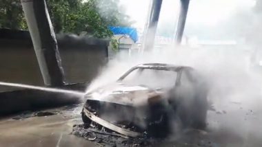 Thane News: ठाण्यात इमारतीत पार्क केलेल्या BMW कारला भीषण आग, कोणीही जखमी नाही (Watch Video)