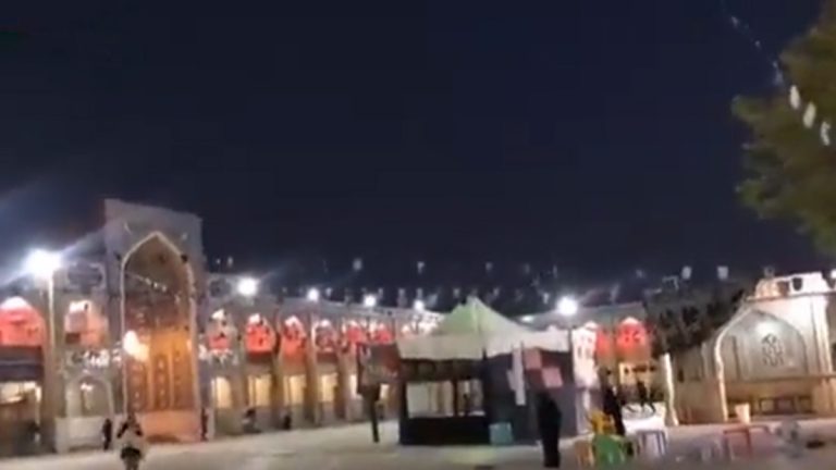 Iran Shia Shrine Attack Video: इराणमधील शिराजमधील शेखचेराख मशिदीवर दहशतवादी हल्ला, 4 जण ठार, एका दहशतवाद्याला अटक