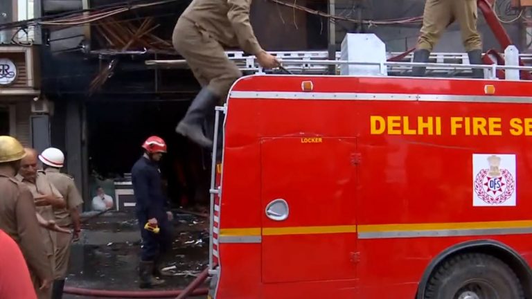 Delhi Fire Video: दिल्लीच्या गांधी नगर मार्केटमध्ये प्लायवूडच्या दुकानाला आग,  बचावकार्य सुरूच