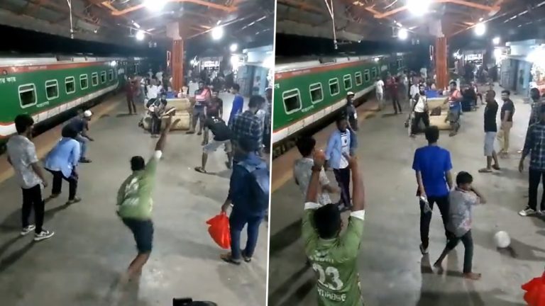 Cricket On Railway Platform Video: रेल्वे स्टेशनवर क्रिकेट खेळणाऱ्या विद्यार्थ्यांचा विडिओ व्हायरल (Watch Video)