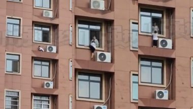 China Shocking Video: चीनमध्ये उंच इमारतीच्या खिडकीबाहेर खेळताना दिसला लहान मुलगा; पोलिसांनी केले पालकांना सावध, धक्कादायक व्हिडिओ व्हायरल (Watch)
