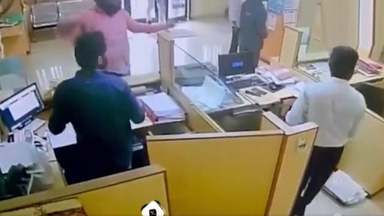 Bank Robbery Video: सूरत शहरात बंदुकीचा धाक दाखवत 13 लाखांचा दरोडा, व्हिडिओ व्हायरल