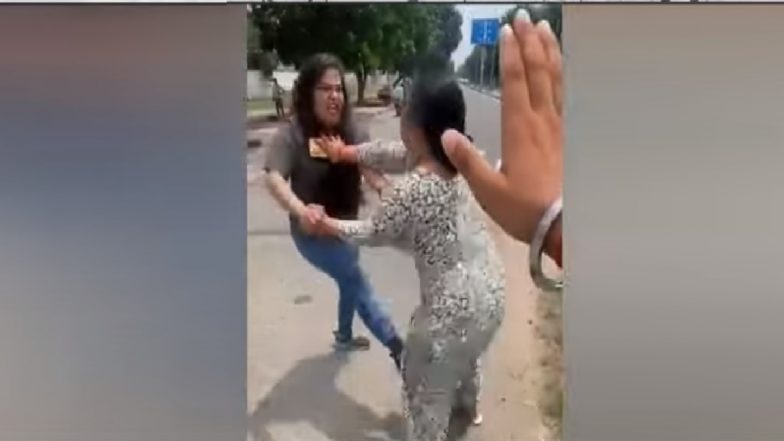 Chandigarh: तिन महिलांध्ये रस्त्यावर वाद, एकमेकांना जोरदार मारहाण; Video व्हायरल