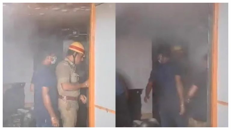 Eden Gardens Fire: विश्वचषकापूर्वी ईडन गार्डन्सच्या ड्रेसिंग रूमला आग, खेळाडूंचे सामान जळून खाक (Watch Video)