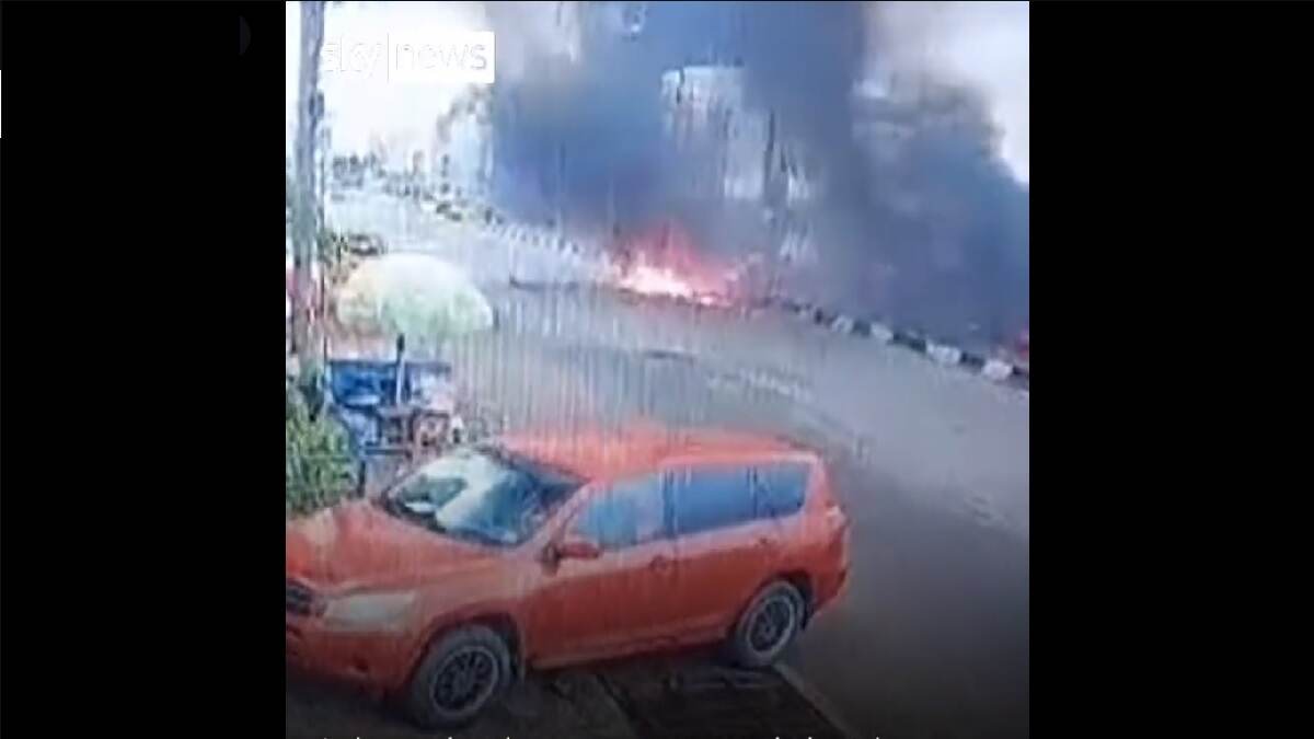 Light Aircraft Crashes Video: रस्त्यावर कोसळले छोटे विमान, कोणतीही जीवित हानी नाही, घटना CCTV कॅमेऱ्यात कैद