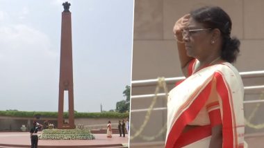 President Droupadi Murmu यांच्याकडून  National War Memorial वर शहीदांना पुष्पचक्र अर्पण करत आदरांजली (Watch Video)
