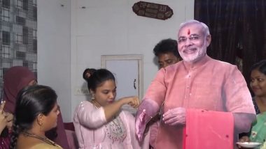 Ahmedabad मध्ये मुस्लिम महिलांनी बांधली PM Narendra Modi यांच्या कटआऊटला राखी (Watch Video)
