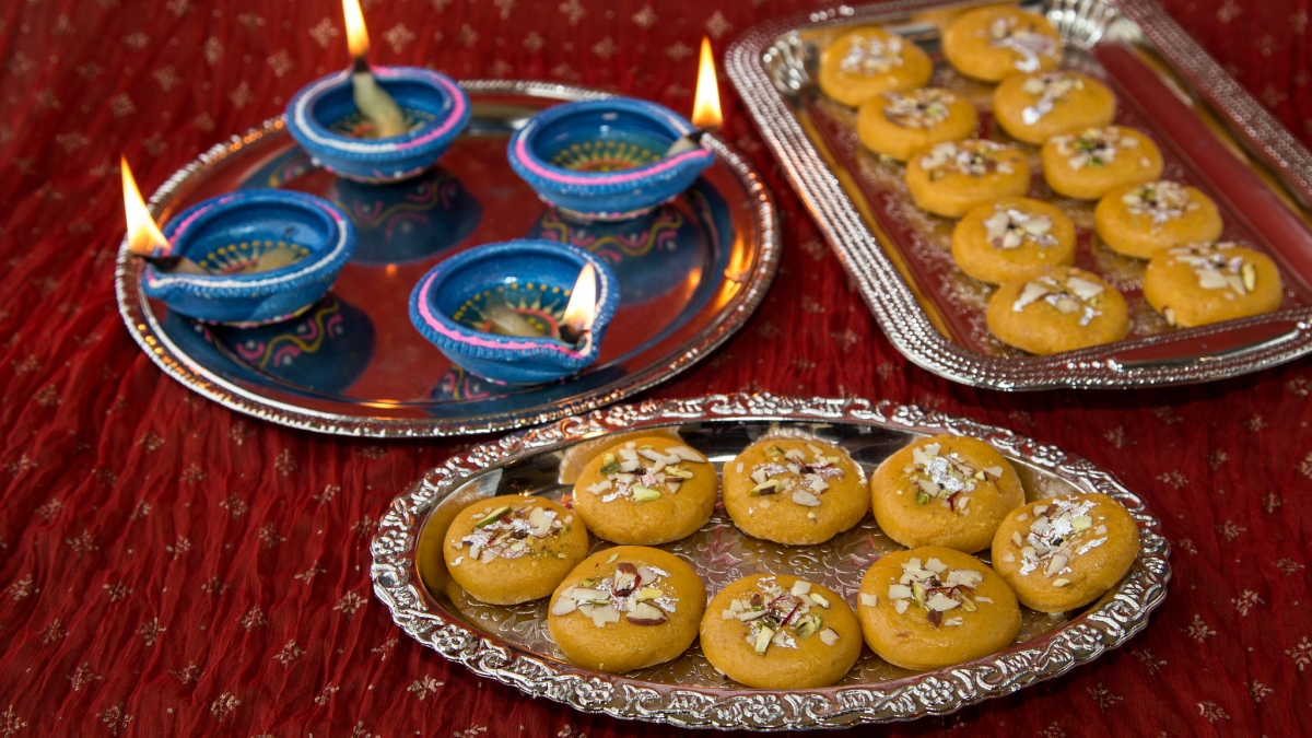 Quick 10-Minute Desserts for Raksha Bandhan 2023: अवघ्या 10 मिनिटांत बनवा रक्षाबंधन साठी यंदा घरीच नारळाची बर्फी, लाडू ते बदाम कतली; इथा पहा रेसिपीज (Watch Video)