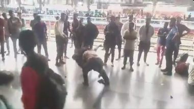 Pune Railway Station फलाटावर दोघांमध्ये WWE स्टाईल हाणामारी, एकाने दुसऱ्याला उचलून आपटलं (Watch Video)