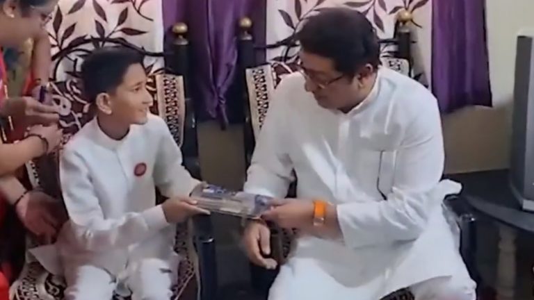 Raj Thackeray Meets His Young Fan: दुर्धर आजाराशी झुंजणाऱ्या लहानग्या फॅन 'राज देशपांडे' च्या भेटीला जेव्हा पोहचले राज ठाकरे (Watch Video)