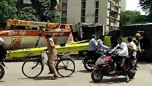 Surat Accident: सुरतमध्ये मेट्रोच्या कामादरम्यान क्रेन उलटली; दोन जण जखमी (Watch)