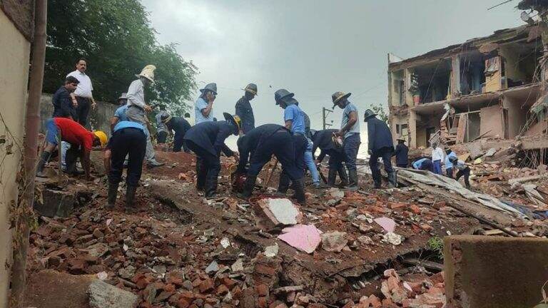 Building Collapses In Dombivli: डोंबिवलीत 3 मजली इमारत कोसळली; ढिगाऱ्याखाली अनेक कुटुंबे अडकल्याची शक्यता, बचाव कार्य सुरू