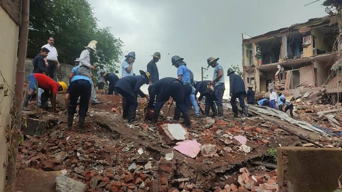 Building Collapses in Delhi: दिल्लीत चार मजली इमारत कोसळली; 12 जण अडकल्याची भीती