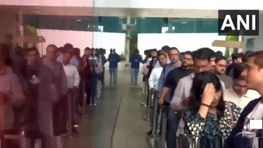Apple Store at BKC In Mumbai: अॅपलच्या iPhone 15 सिरीजची आजपासून भारतात विक्री, बिकेसी येथील स्टोअरबाहेर लोकांच्या रांगा (Watch Video)