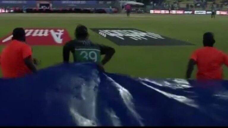 IND vs PAK, Asia Cup 2023: मुसळधार पाऊस आल्याने फखर जमानने ग्राउंड स्टाफला मैदान झाकण्यासाठी केली मदत, व्हिडिओ होतोय व्हायरल