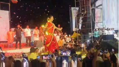 Gautami Patil Fall on Stage: अरेरे..! गौतमी पाटील नाचता नाचता अडखळली अन स्टेजवरच पडली (Watch Video)