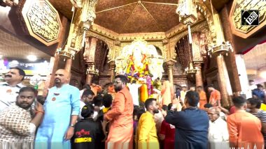 Lalbaugcha Raja Darshan Video: लालबागचा राजा गणपती दर्शनासाठी भक्तांच्या रांगा (Watch Video)