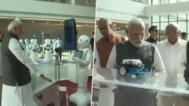 PM Modi Interacting With Robots:  Vibrant Gujarat Global Summit च्या 20 वर्षपूर्ती कार्यक्रमाला PM Modi यांची भेट