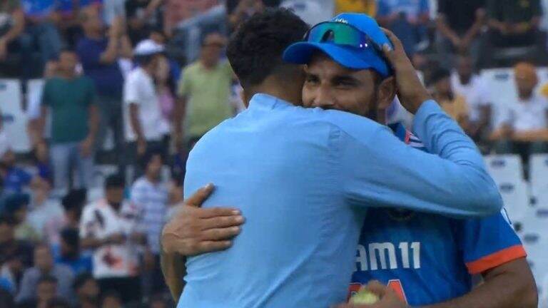 Mohammed Siraj hugged Mohammed Shami: दोन डावात भारताचे दोन मोठे हिरो! पाच बळी घेतल्यानंतर मोहम्मद सिराजने मोहम्मद शमीला मारली मिठी