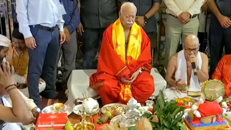 Pune Ganeshotsav 2023: पुण्यात Shreemant Dagdusheth Halwai Ganpati Mandir मध्ये बाप्पाच्या प्राणप्रतिष्ठेची पूजा RSS Chief Mohan Bhagwat यांच्या हस्ते सुरू