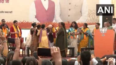 PM Narendra Modi Bows Before Women: पंतप्रधान नरेंद्र मोदी भाजप मुख्यालयात महिलांसमोर नतमस्तक (Watch Video)