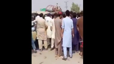 Pakistan- Peshawar Blast Videos: पाकिस्तानातील पेशावर येथे IED स्फोट; सुरक्षा दलाची वाहने लक्ष्य; तीन जण जखमी, (Watch Video)