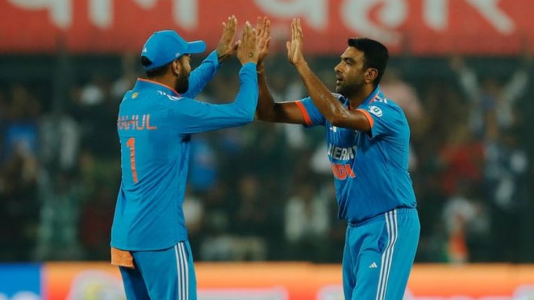 IND vs AUS 2nd ODI Live Score Update: ऑस्ट्रेलियाचा निम्मा संघ पॅव्हेलियनमध्ये परतला, अश्विनने लॅबुशेन आणि वॉर्नरनंतर इंग्लिशला केले बाद