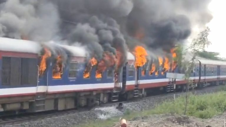 Ahmednagar Train Fire: अहमदनगर- आष्टी रेल्वेला भीषण आग, शिराडोह परिसरात घडली घटना