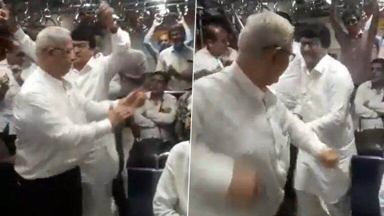 Garba in Mumbai Local:  मुंबई लोकल ट्रेनमध्ये प्रवाशांनी केला गरबा, व्हिडिओ इंटरनेटवर व्हायरल