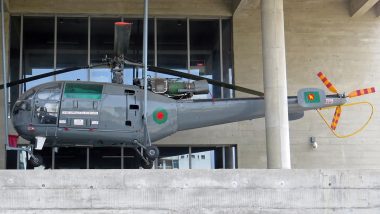 Chetak Helicopter Landing: प्रयागराजमध्ये प्रशिक्षणादरम्यान IAF चे चेतक हेलिकॉप्टरचे सावधगिरीने लँडिंग, सर्वजण सुरक्षित - पाहा Video