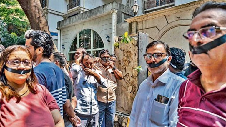 Ghatkopar Gujarati Signboard: घाटकोपरमध्ये मराठी-गुजराती वाद पेटला, बोर्ड हटवल्यानंतर गुजराती भाषिक रस्त्यावर