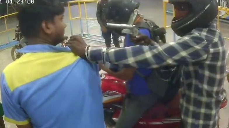 Delhi Crime News: दिल्लीत दरोड्यांचा पेट्रोलपंपवरच्या कर्मचाऱ्यावर हल्ला,पैसे लुटून फरार,आरोपींवर गुन्हा दाखल