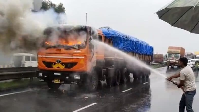 UP Truck Fire Video: चांदोलीत भरधाव ट्रकच्या केबिनला भीषण आग, आगीवर नियंत्रण मिळवण्याचे शर्तीचे काम सुरु