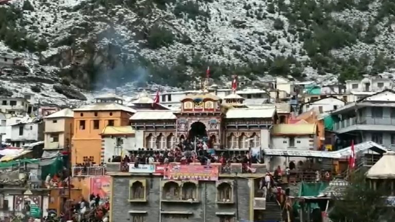 Badrinath Dham मध्ये बर्फ वर्षाव सुरू; कडाकाच्या थंडीतही भाविक दर्शनाला (Watch Video)