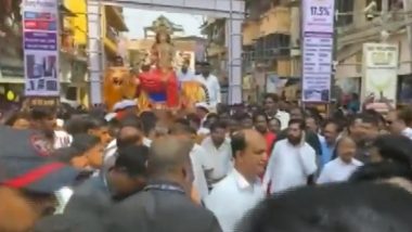 Tembhi Naka Navratri 2023: ठाण्यात टेंभीनाक्याच्या देवीच्या आगमन मिरवणूकीत मुख्यमंत्री एकनाथ शिंदे, खासदार श्रीकांत शिंदे यांनी घेतला सहभाग (Watch Video)