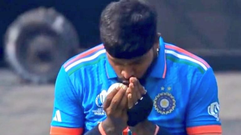 Hardik Pandya Magic With Ball: हार्दिक पांड्याची 'काळी जादू'! हातातल्या चेंडूवर मारली फूक तर इमाम पुढच्याच चेंडूवर आउट, पाहा व्हिडिओ