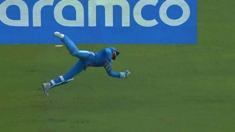 KL Rahul Catch Video: बांगलादेशविरुद्ध हवेत उडी मारत केएल राहुलने घेतला अप्रतिम झेल, व्हिडिओ पाहून तुम्ही व्हाल थक्क!