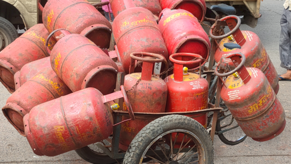 LPG Cylinder Price Hike: एलपीजी सिलिंडर महागला; सप्टेंबरच्या पहिल्याच दिवशी सर्वसामांन्यांचा महागाईचा फटका