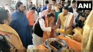 Mukesh Ambani यांची  द्वारका येथील द्वारकाधीश मंदिरात प्रार्थना (Watch Video)