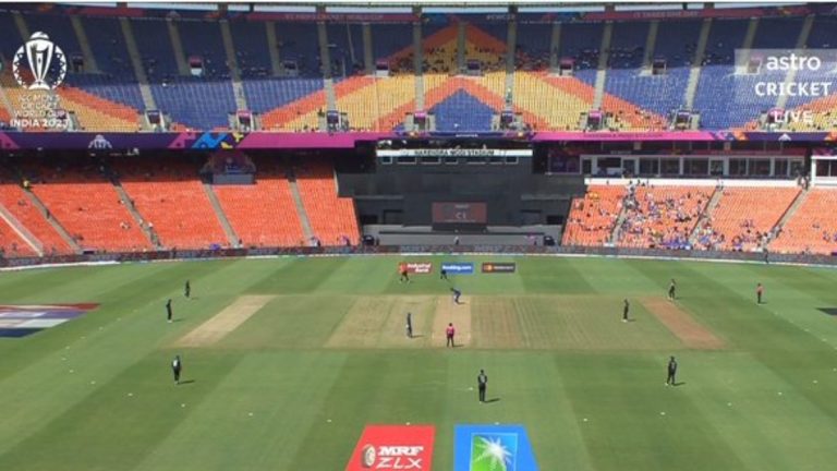 ENG vs NZ World Cup 2023 Empty Stadium: वर्ल्डकपच्या पहिल्या सामन्यात चाहत्यांनी फिरवली पाठ, रिकाम्या स्टेडियमचे फोटो, व्हिडिओ व्हायरल