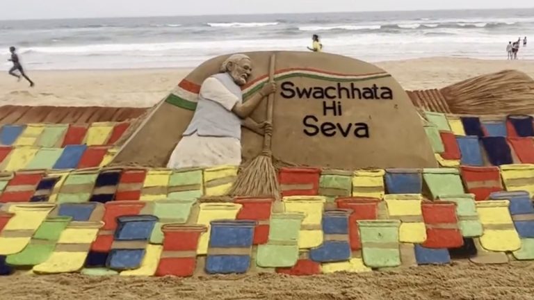 Swachhata Hi Seva 2023: पंतप्रधान मोदी यांच्या 'स्वच्छता ही सेवा' उपक्रमानिमित्त Sudarsan Patnaik यांनी साकारलं खास वाळू शिल्प