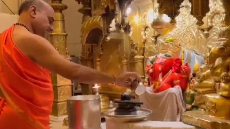 Chandra Grahan 2023: चंद्रग्रहणानंतर प्रभादेवीच्या Sri Siddhivinayak Temple मध्ये जलाभिषेक संपन्न (Watch Video)