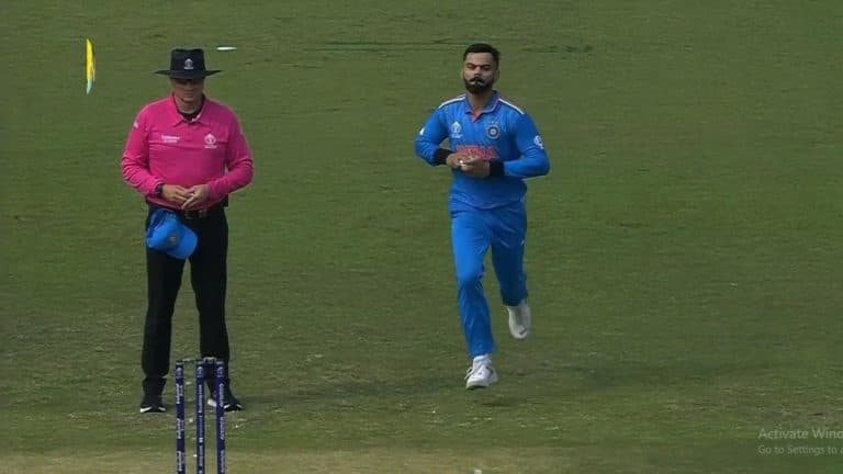 बांगलादेशविरुद्ध Virat Kohli ने केली गोलंदाजी, मैदानावर चाहत्यांनी केला एकच जल्लोष (Watch Video)