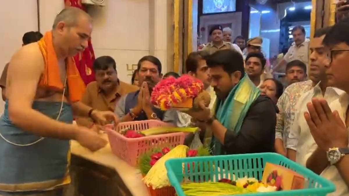 Ram Charan काळे कपडे, विना चप्पल सिद्धिविनायकाच्या दर्शनाला पोहचण्यामागे 'अयप्पा दीक्षा'!