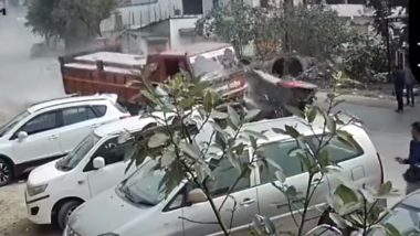 Pune Accident Video: अनियंत्रित भरधाव टेम्पोने अनेक वाहनांना उडवले,अपघातात सात जण जखमी, गुन्हा दाखल