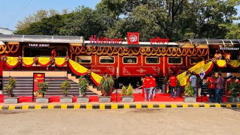 Restaurant On Wheels In Pune: खवय्यांना मिळणार 24 तास स्वादिष्ट मेजवानी, पुणे रेल्वे स्थानकावर दुसरं ‘रेस्टॉरंट ऑन व्हील्स’ सुरु