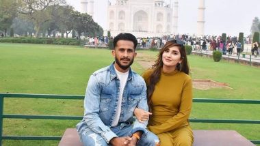 Hasan Ali Visits Taj Mahal With Wife: मायदेशी परतण्यापूर्वी पाकिस्तानी क्रिकेटर हसन अली पत्नी सामियासह पोहचला ताजमहालला, पाहा व्हायरल फोटो.